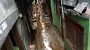 Seorang anak berjalan di antara gang becek karena lumpur sisa banjir yang menggenangi kawasan Rawajati, Jakarta Selatan, Selasa (6/2). Sebelumnya, banjir setinggi dua meter merendam kawasan tersebut. (Liputan6.com/Immanuel Antonius)