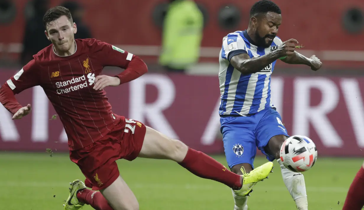 Bek Liverpool, Andrew Robertson berusaha merebut bola yang dibawa pemain Monterrey, Dorlan Pabon pada pertandingan Piala Dunia Antarklub 2019 di Stadion Internasional Khalifa di Doha, Qatar (18/12/2019).  Liverpool menang 2-1 atas Monterrey dan melaju ke final. (AP Photo/Hussein Sayed)
