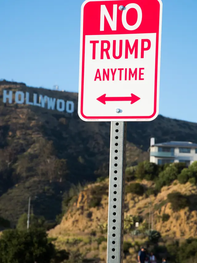 20160427-Rambu 'No Trump Anytime' Hebohkan Jalanan Hollywood-California