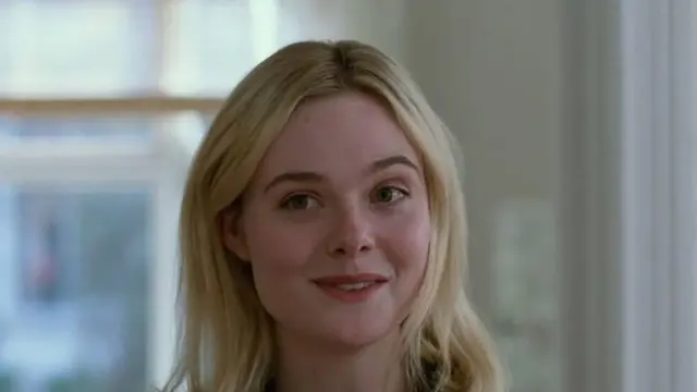 Elle Fanning dalam film Sentimental Value. (Foto: Dok. Mer Film/ Eye Eye Pictures/ MK Productions/ BBC Film/ IMDb)