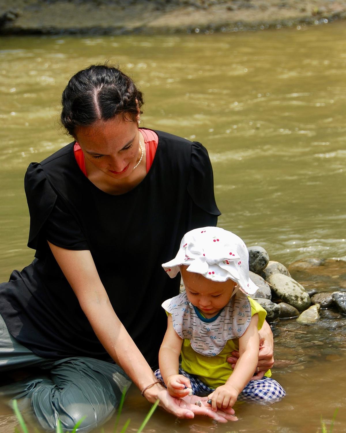 7 Potret 2 Anak Nadine Chandrawinata Diajak Main ke Sungai, Main Bareng Sambil Berendam