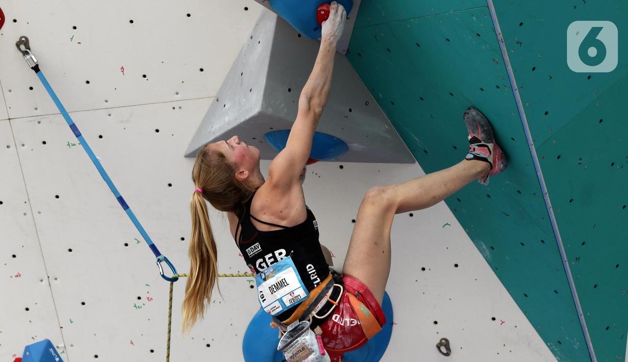 Atlet panjat tebing putri Jerman, Martina Demmel saat beraksi di babak semifinal kategori lead putri Kejuaraan Dunia Panjat Tebing 2022 seri Jakarta, Senin (26/9/2022). Martina Demmel menempati posisi 18 semifinal lead putri Kejuaraan Dunia Panjat Tebing 2022 seri Jakarta dengan 24+. (Liputan6.com/Helmi Fithriansyah)