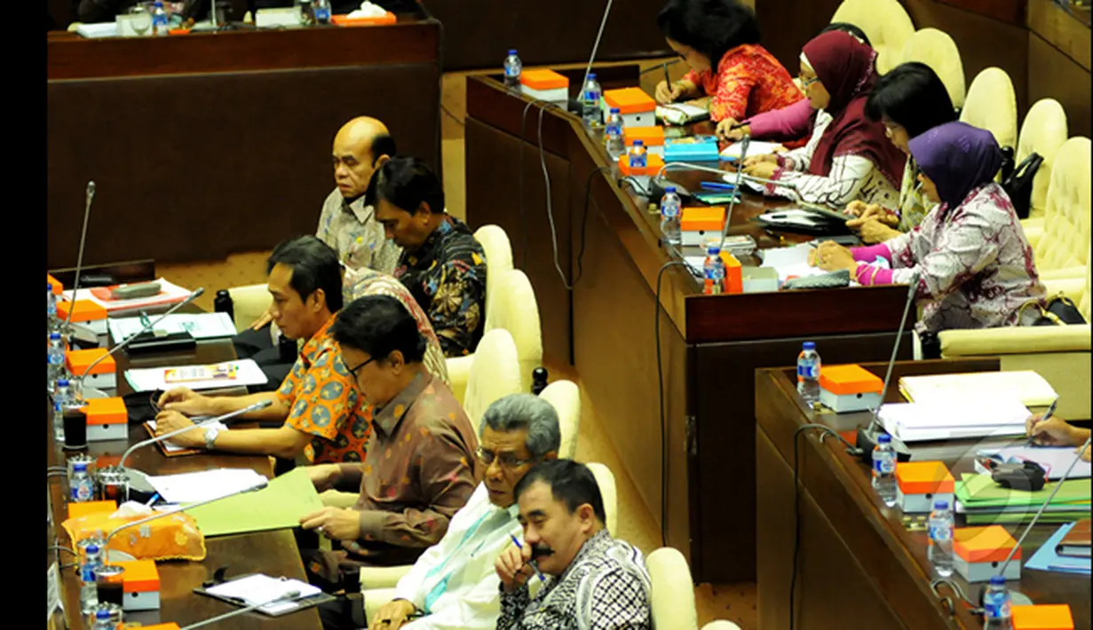 Sejumlah anggota DPR hadir saat sidang rapat kerja Komisi II DPR dengan Mendagri Tjahjo Kumolo, di Gedung DPR, Senayan, Jakarta, Jumat (16/1/2015). (Liputan6.com/Faisal R Syam)