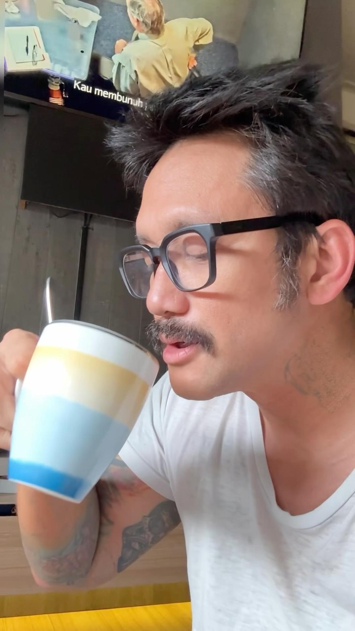 Penasaran Gara-Gara Nonton di Youtube, Tora Sudiro Bikin Kopi dari Biji Kurma - Sebut Dirinya Aki-Aki Iseng