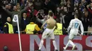 Striker Real Madrid, Cristiano Ronaldo, menghampiri fans saat selebrasi usai mencetak gol ke gawang Juventus pada laga Liga Champions di Stadion Santiago Bernabeu, Rabu (11/4/2018). Real Madrid takluk 1-3 dari Juventus. (AFP/Oscar Del Pozo)