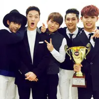 BTOB saat memegang piala penghargaannya, kemenangan pertama di acara musik.