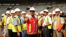 Wakil Gubernur DKI Jakarta, Djarot Saiful Hidayat (tengah) saat meninjau perkembangan renovasi Stadion GBK Jakarta, Selasa (18/10). Pengerjaan renovasi Stadion GBK ditargetkan selesai Oktober 2017. (Liputan6.com/Helmi Fithriansyah)