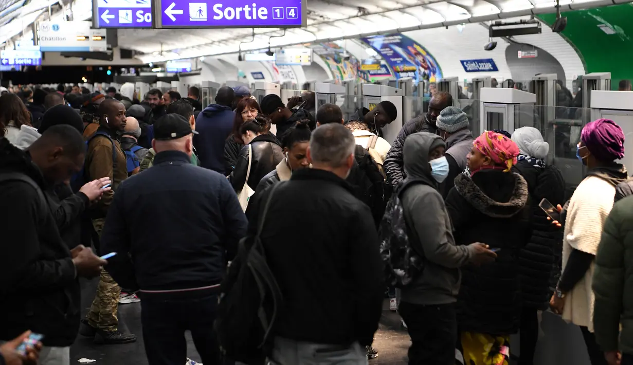 <p>Komuter menunggu di peron stasiun Metro Saint-Lazare di Paris selama aksi pemogokan massal, Kamis (10/11/2022). Operator transportasi umum ibu kota Prancis, RATP, mengatakan hampir setiap jalur akan ditutup atau beroperasi hanya dengan layanan jam sibuk terbatas. (Bertrand GUAY / AFP)</p>