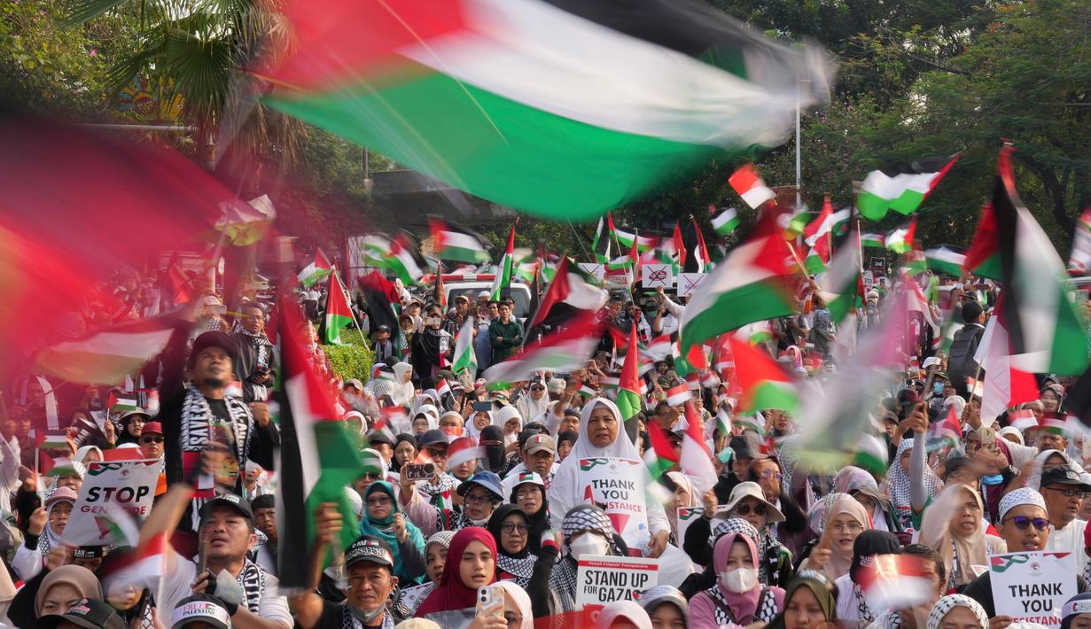 Pengunjuk rasa menuntut segera dihentikannya serangan Israel di Gaza. (AP Photo/Dita Alangkara)