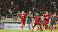 Bek tengah andalan Persis Solo, Fabiano Beltrame berduel dengan kapten Madura United di laga pekan keenam BRI Liga 1 2022/2023. (Dok. Persis Solo)