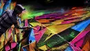 Seorang seniman membuat mural saat Festival Aliados di San Jose, Costa Rica (11/3). Acara festival seni ini dimeriahkan oleh 50 seniman dari 10 negara. (AFP Photo/Ezequiel Becerra)