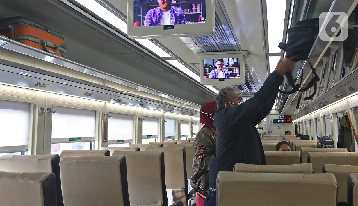 Sejumlah penumpang berada di dalam kereta di Stasiun Pasar Senen, Jakarta, Minggu (18/4/2021). Dalam satu pekan terakhir jumlah penumpang di stasiun tersebut berkisar antara 1000-2500 penumpang perhari. (Liputan6.com/Herman Zakharia)