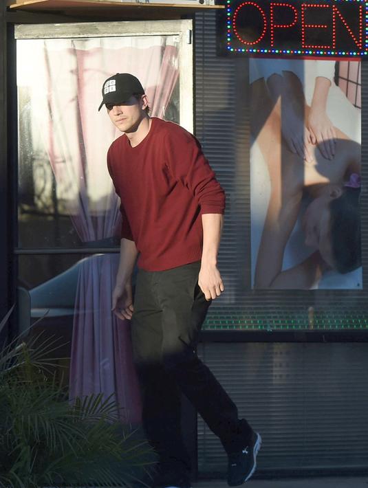 Aktor tampan, Ashton Kutcher terlihat santai keluar dari panti pijat plus-plus asal Thailand yang terletak di Los Angeles. Dan membuat media asal Inggris, The Sun, akhirnya ikut masuk dan melakukan investigasi. (thesun.co.uk)