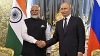 Perdana Menteri India Narendra Modi dan Presiden Rusia Vladimir Putin saat keduanya bertemu pada Selasa (9/7/2024) di Moskow. (Dok. Alexander Nemenov/Pool Photo via AP)