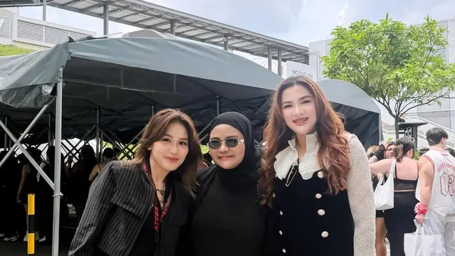 Gaya Duo Ibu Ayu Ting-Ting dan Vicky Shu Ngebucin Saat Konser ATEEZ di Singapura, Tampil Edgy dengan Boots