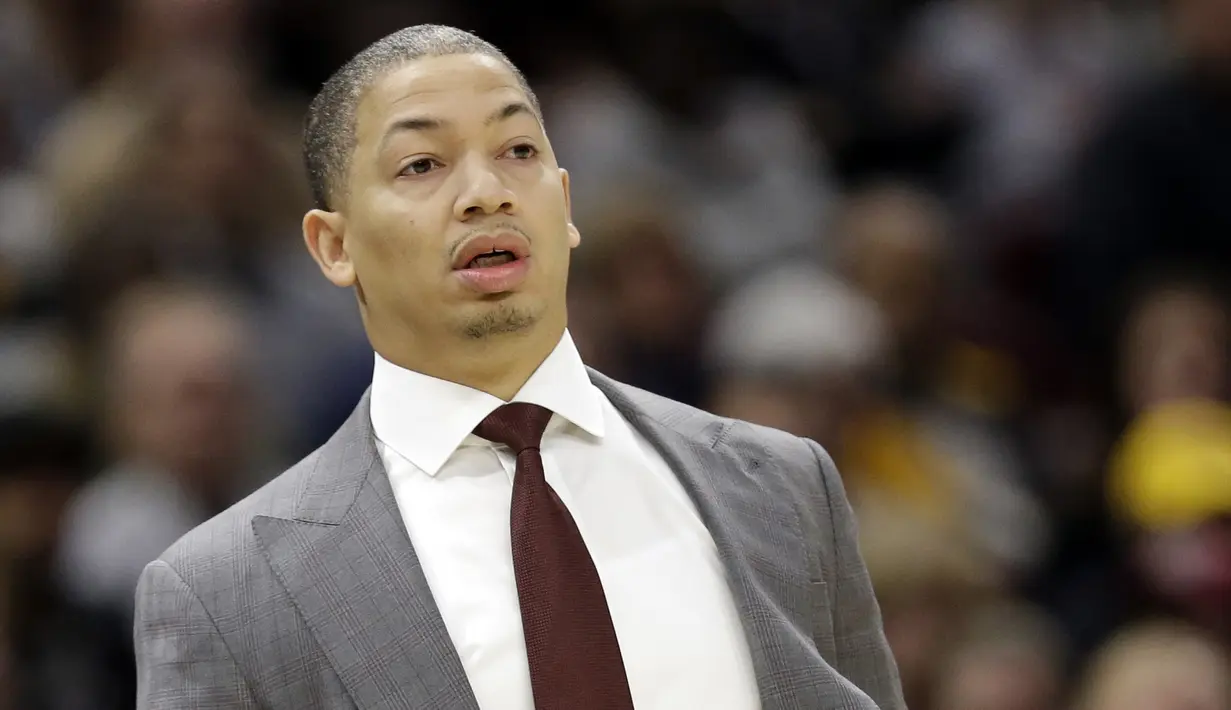 Ekspresi pelatih Cleveland Cavaliers, Tyronn Lue saat menyaksikan laga Cavs melawan Miami Heat pada lanjutan NBA basketball game, di Quicken Loans Arena, Cleveland, (28/11/2017). Cavs menang 108-97. (AP/Tony Dejak)