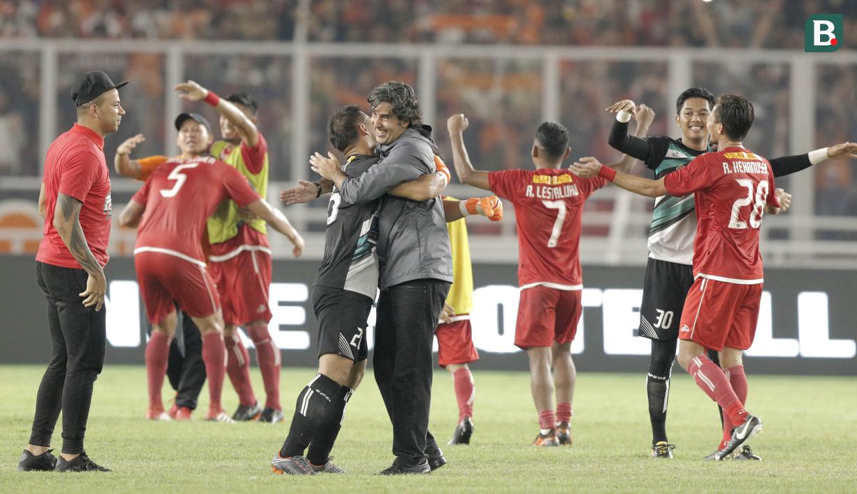Pelatih Persija Jakarta, Stefano Cugurra Teco, bersama Andritany Ardhiyasa merayakan kemenangan atas Bali United pada final Piala Presiden di SUGBK, Jakarta, Sabtu (17/2/2018). Persija menang 3-0 atas Bali United. (Bola.com/M Iqbal Ichsan)