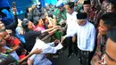 Pasangan Capres Cawapres Joko Widodo (Jokowi)-Ma'ruf Amin menyapa warga usai menyampaikan pidato kemenangannya di Kampung Deret, Jakarta, Selasa (21/5/2019). Pidato itu menanggapi keputusan KPU yang menetapkan pasangan Jokowi Ma'ruf Amin sebagai pemenang Pilpres 2019. (Liputan6.com/Angga Yuniar)