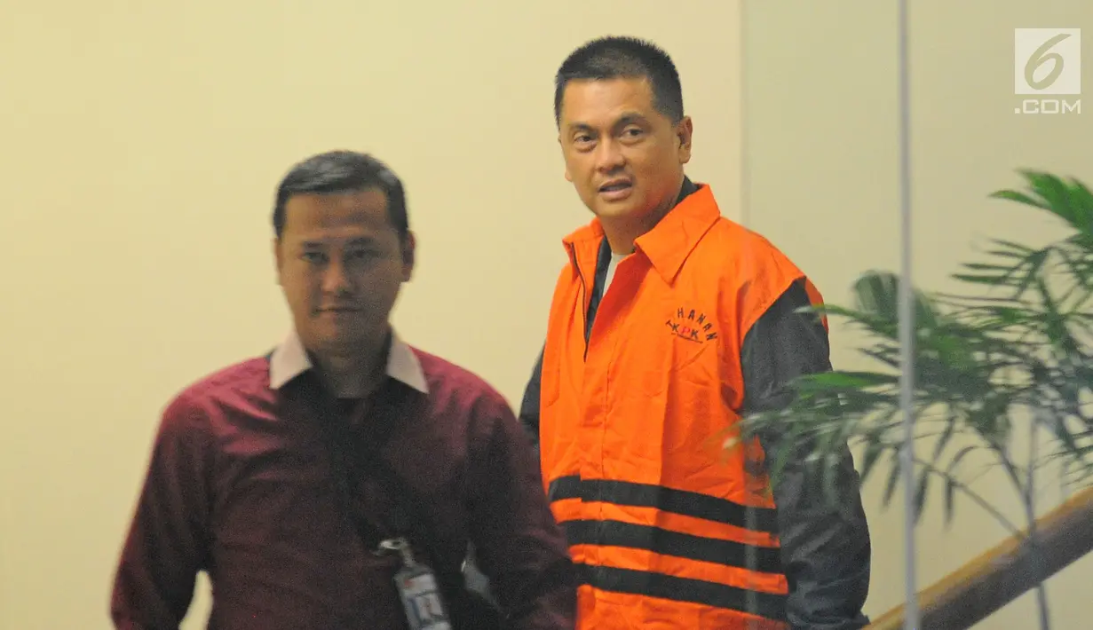 Pihak swasta Hasmun Hamzah mengenakan rompi tahanan seusai menjalani pemeriksaan di gedung KPK, Jakarta, Kamis (1/3). KPK juga resmi menahan calon Gubernur Sulawesi Tenggara, Asrun, Wali Kota Kendari, Adriatma Dwi Putra. (Liputan6.com/Herman Zakharia)