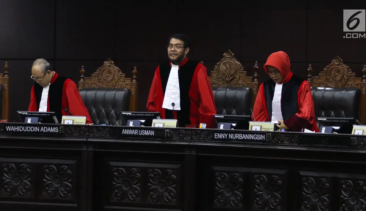Ketua Mahkamah Konstitusi Anwar Usman (tengah) memimpin sidang uji materi UU KPK di Gedung MK, Jakarta, Senin (30/9/2019). Pemohon berharap MK memutus gugatan sebelum Desember. (Liputan6.com/Angga Yuniar)