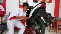 Siswa SMK KTSM Honda melakukan praktek servis motor (Septian/Liputan6.com)