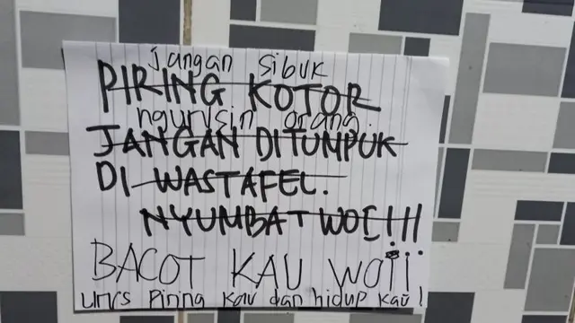 Notes warning di berbagai sudut kos