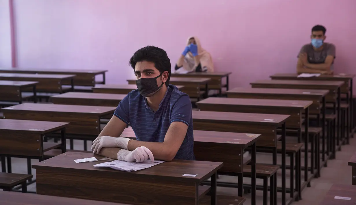 Para pelajar mengikuti ujian kelayakan yang digelar untuk menyeleksi peserta program sarjana medis di Srinagar, ibu kota musim panas Kashmir yang dikuasai India, pada 13 September 2020. (Xinhua/Javed Dar)