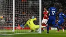 Pemain Arsenal Laurent Koscielny berhasil memasukan bola ke gawang kiper Everton, Jordan Pickford saat pertandingan Liga Inggris di Stadion Emirates, London (3/2). The Gunners menang telak 5-1 atas Everton. (AP Photo / Alastair Grant)