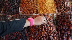 Pedagang kurma menata barang dagangannya di Pasar Tanah Abang, Jakarta, Kamis (2/5). Menjelang bulan Ramadan, permintaan buah kurma meningkat dua kali lipat dibanding hari biasa. (Liputan6.com/JohanTallo)