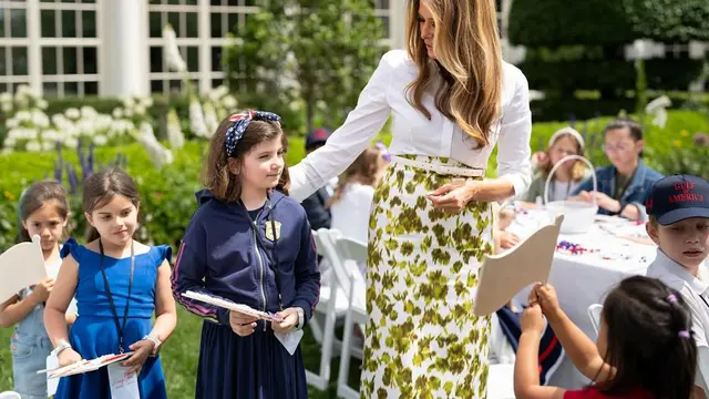 Gaya Keibuan Melania Trump Bermain Bersama Anak-Anak di White House