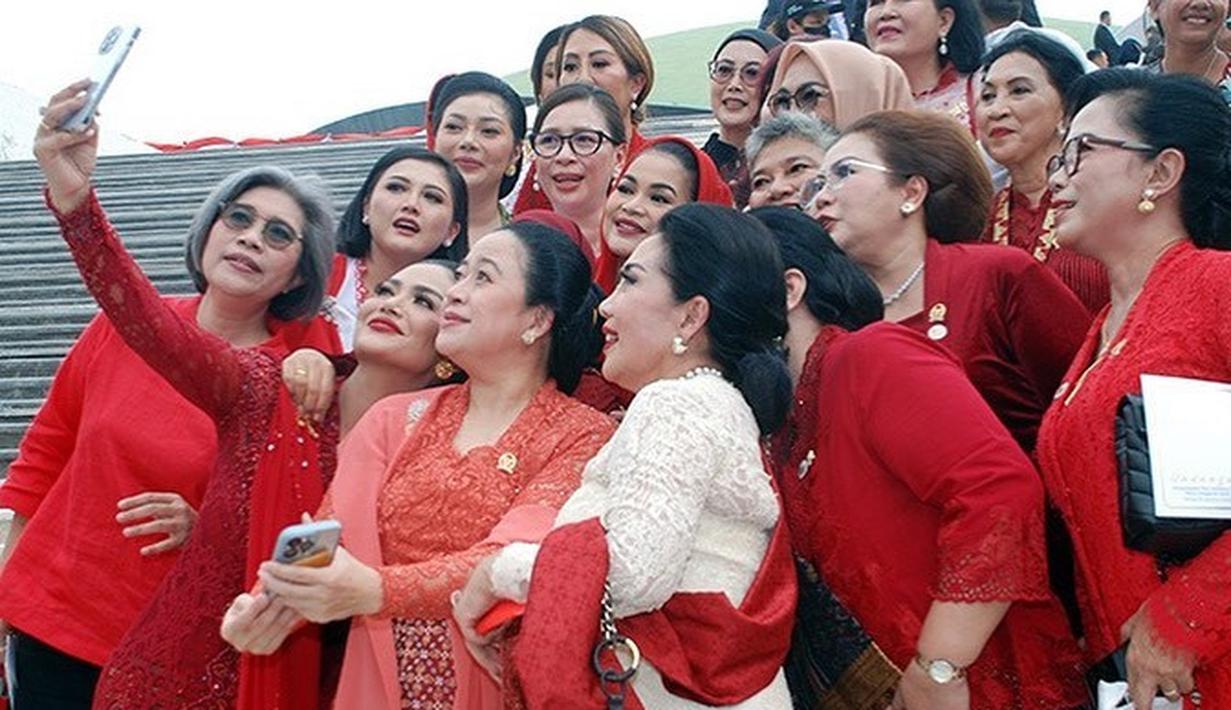 Hari yang sama dengan pidato kenegaraan Presiden Jokowi, Krisdayanti bersama Puan Maharani dan sejumlah sahabat politikus melakukan swafoto di gedung DPR RI, Senayan, Jakarta. Mencermati sejumlah foto yang diunggah pemilik album Sayang dan Cahaya di akun Instagram terverifikasinya, para perempuan hebat ini memanfaatkan atap kura-kura sebagai latar berswafoto. (Foto: Dok. Instagram @krisdayantilemos)