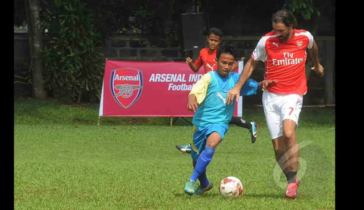 Legenda Arsenal, Robert Pires berebut bola dengan pemain lainnya saat ikut ambil bagian pada Arsenal Football Marathon di International Sport Club of Indonesia, Ciputat, Sabtu (24/1/2015). (Liputan6.com/Herman Zakharia)