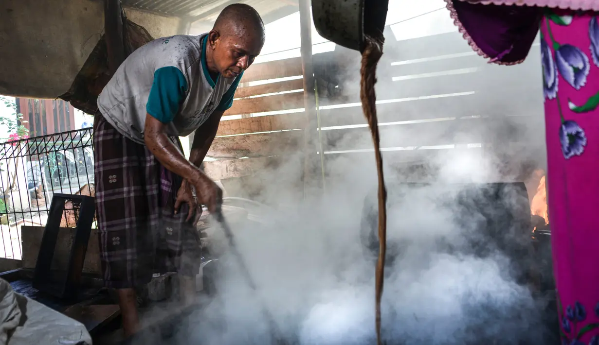 Pekerja memanggang biji kopi melalui metode tradisional di sebuah pabrik di Banda Aceh, Aceh, Rabu (3/3). Proses pemanggangan dengan cara tradisional membuat cita rasa kopi khas Aceh dikenal di seluruh dunia. (CHAIDEER MAHYUDDIN/AFP)