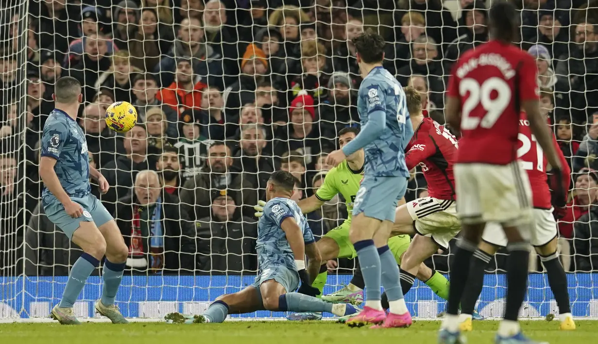 Rasmus Hojlund mencetak gol perdananya untuk MU di Liga Inggris ke gawang Aston Villa pada menit ke-82 dalam pertandingan pekan ke-19 Liga Inggris 2023/2024 yang berlangsung di Old Trafford, Rabu (27/12/2023). (AP Photo/Dave Thompson)