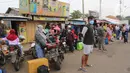 <p>Sejumlah pemudik menunggu kedatangan bus di Simpang Cikopo, Jawa Barat, Sabtu (30/4/2022). Memasuki H-2 Hari Raya idul Fitri 1443 Hijriah terpantau masih ramai para pemudik jurusan Jawa Tegah dan Jawa Barat yang naik melalui simpang Cikopo tersebut. (Liputan6.com/Herman Zakharia</p>