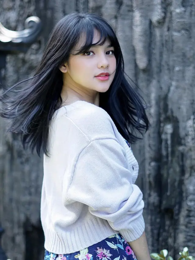 6 Potret Model Rambut Davina Karamoy Panjang Sebahu, Tampil Memukau dengan Poni
