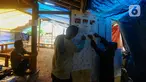 Warga Baduy Luar mempersiapkan lokasi tempat pemungutan suara (TPS) di TPS 01 Kanekes di Leuwidamar, Kabupaten Lebak, Banten, Selasa (13/2/2024). (merdeka.com/Arie Basuki)