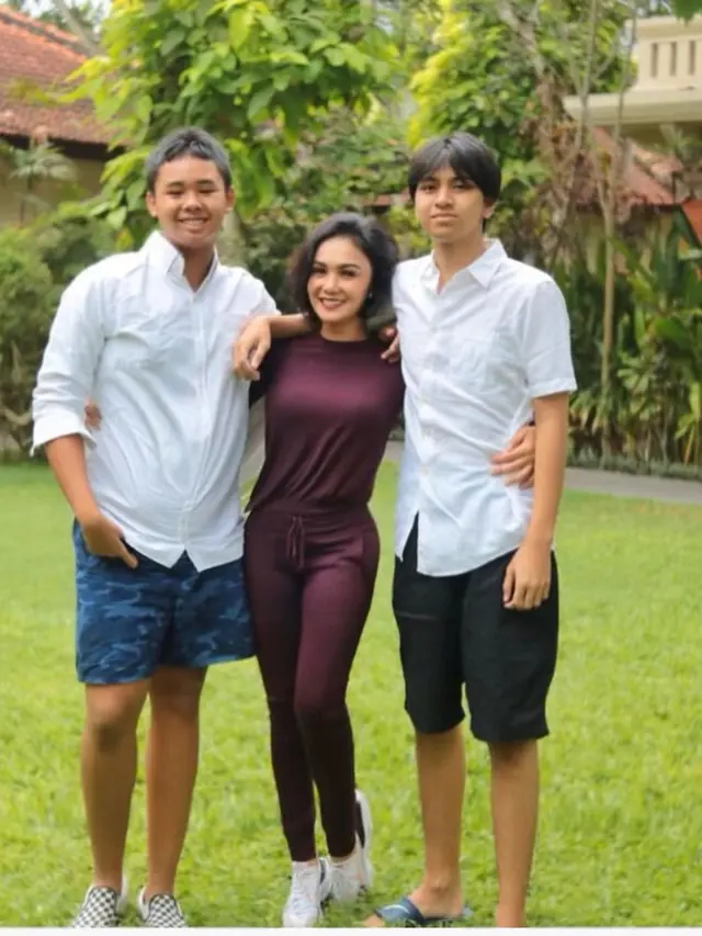 Yuni Shara dan keluarga. (Foto: Instagram yunishara36)