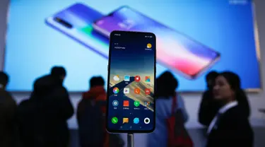 Smartphone Xiaomi Mi 9 ditampilkan dalam pameran saat peluncuran di Beijing, China, Rabu (20/2). Xiaomi resmi memperkenalkan smartphone premium terbarunya, yakni Mi 9. (AP Photo/Andy Wong)