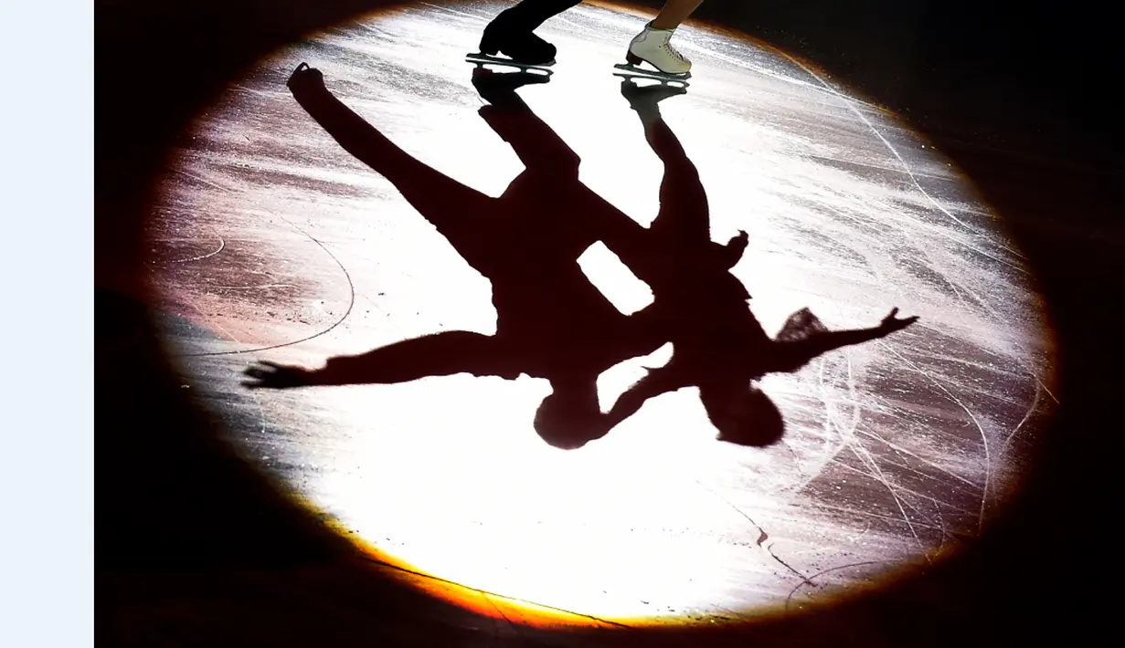 Siluet atlet Rusia, Ksenia Stolbova dan Fedor Klimov, saat beraksi dalam eksebisi di akhir turnamen figure skating Rostelekom Cup di Moscow, Rusia, (22/11/2015). (AFP Photo/Yuri Kadobnov).