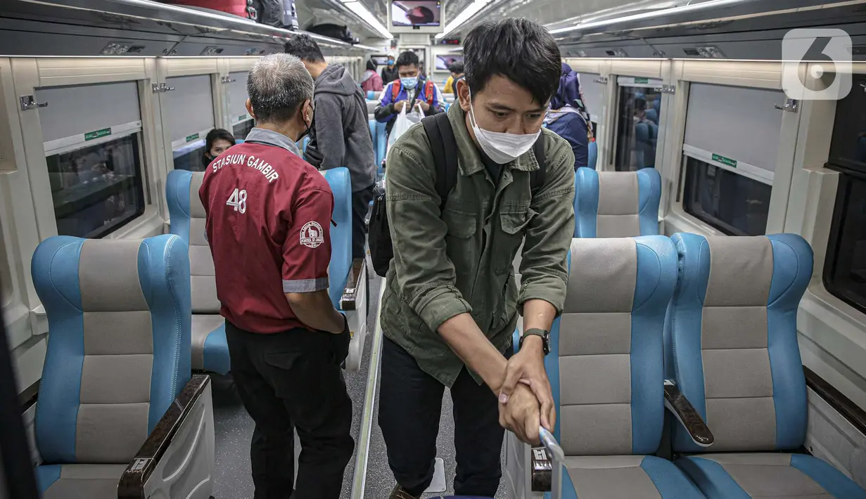 Penumpang bersiap turun dari rangkaian kereta api Argo Lawu dari Solo di Stasiun Gambir, Jakarta, Senin (17/5/2021). Kepala Humas PT KAI Daop I Eva Chairunisa mengatakan pada hari ini diperkirakan akan ada 2.100 penumpang kereta api jarak jauh yang akan tiba di Jakarta (Liputan6.com/Faizal Fanani)