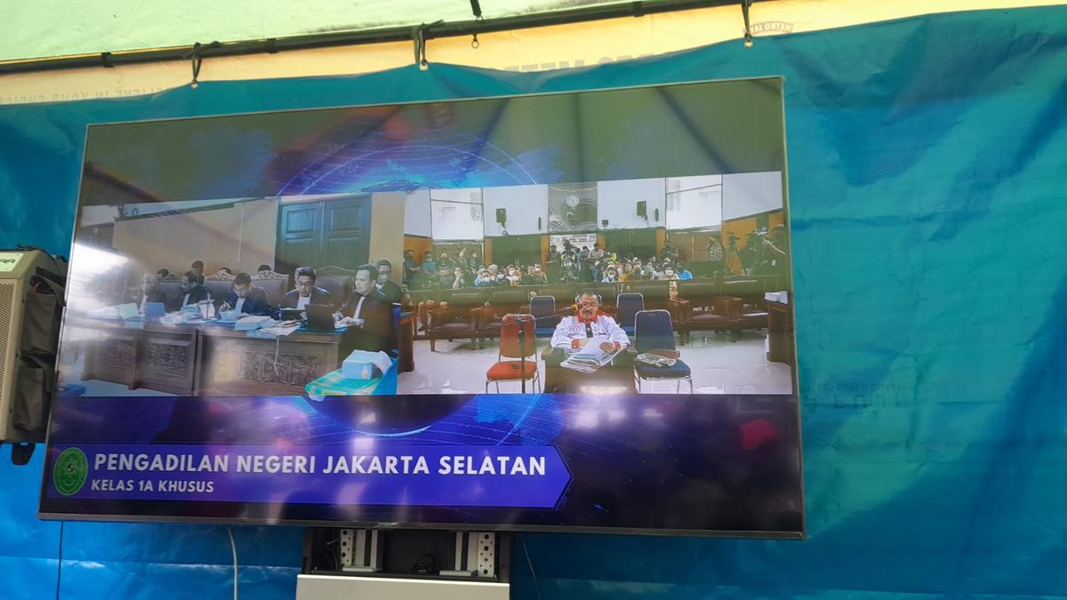 Kenakan Baju Putih, Keluarga hingga Kekasih Brigadir J Jadi Saksi Sidang Terdakwa Bharada E