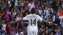 Gol kedua Los Blancos disarangkan Javier 'Chicharito' Hernandez di menit ke-31. Sundulan pemain pinjaman Manchester United itu tak mampu dibendung penjaga gawang Eibar, Xabi Irureta (AP Photo/Andres Kudacki)