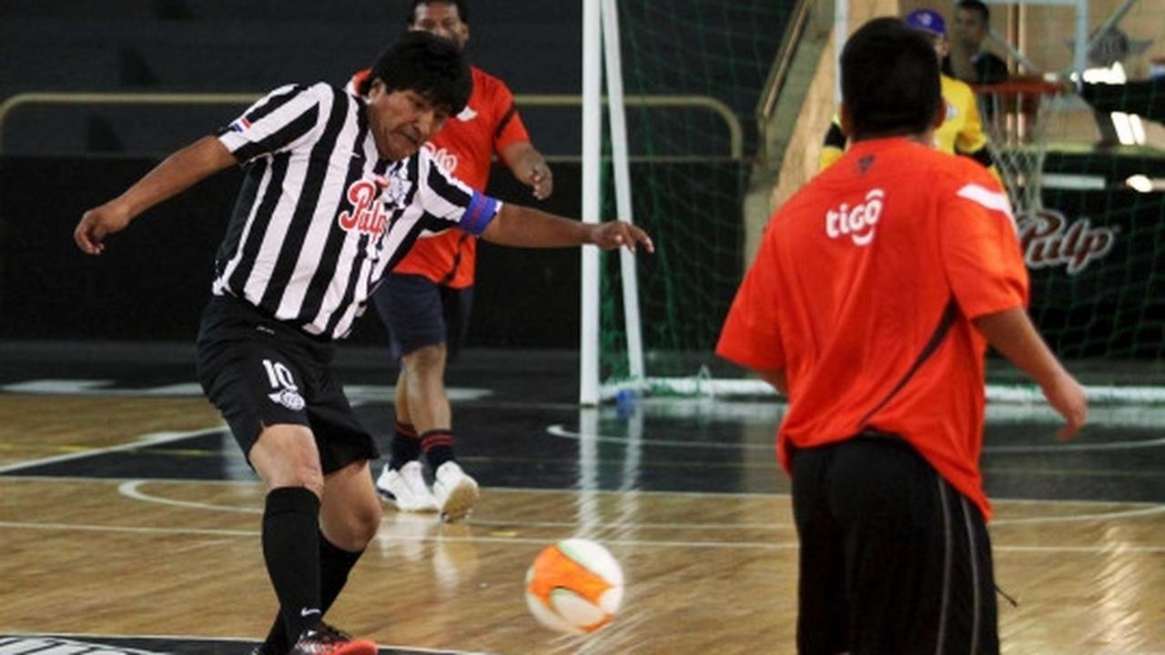 Keseruan Presiden Bolivia main bola bersama warganya
