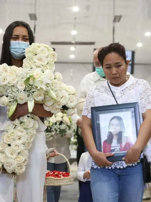 7 Momen Haru Jelang Kremasi Jenazah Laura Anna, Penuh Isak Tangis