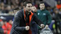 Pelatih Chelsea, Frank Lampard memberikan semangat para pemainnya saat bertanding melawan Valencia pada Grup H Liga Champions di  Mestalla stadium, Spanyol (27/11/2019). Chelsea bermain imbang 2-2 atas Valencia. (AP Photo/Alberto Saiz)