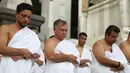 Raja Yordania, Abdullah II bin Al Hussein dan putranya Putra Mahkota Hussein bin Abdullah beribadah salat saat melakukan umrah pada bulan Ramdan di kota suci Mekkah (10/6). (AFP Photo/Jordanian Royal Palace/Yousef Allan)