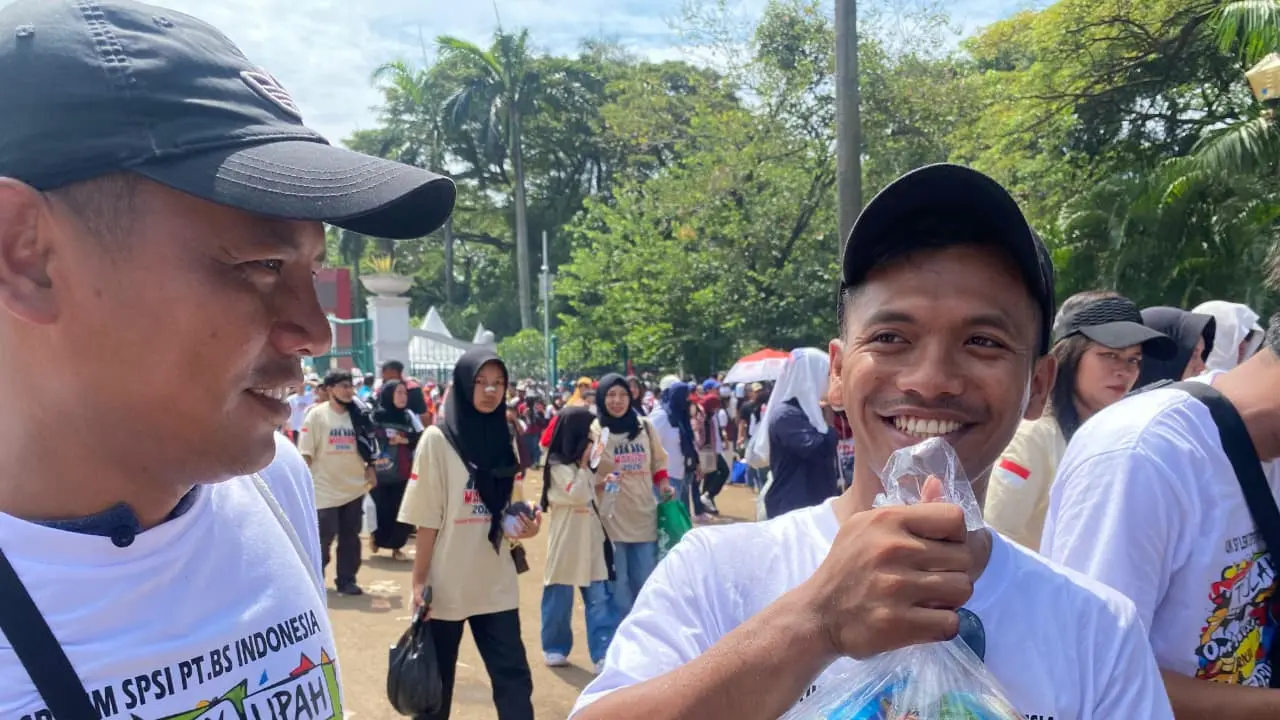 Senyum Lebar Buruh Dapat Hadiah Sembako dari Prabowo Saat May Day