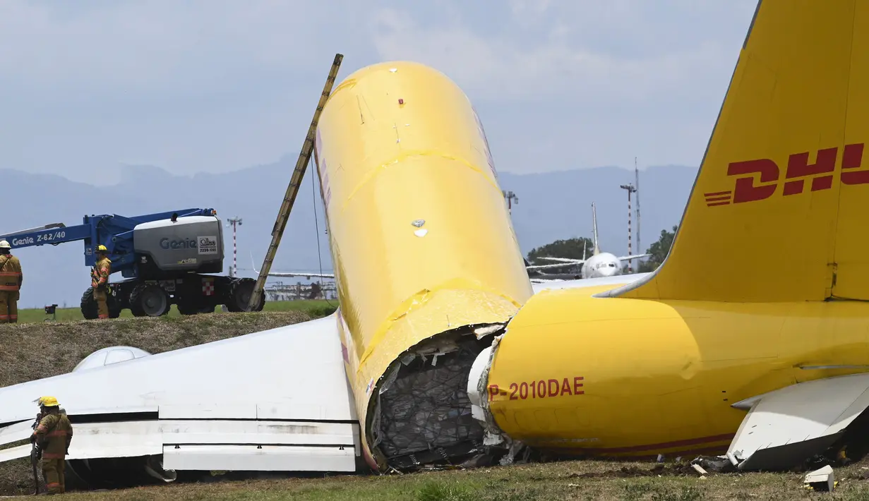 Sebuah pesawat kargo terbelah dua di landasan Bandara Internasional Juan Santamaria di Alajuela, Kosta Rika, 7 April 2022. Pesawat kargo Boeing 757-200 yang dioperasikan oleh DHL melakukan pendaratan darurat dan tergelincir dari landasan, memisahkan ekornya. (AP Photo/Carlos Gonzalez)