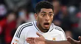 Pemain Real Madrid, Jude Bellingham, tampak kaget ketika wasit mengusirnya dari lapangan saat pertandingan melawan Osasuna pada laga Liga Spanyol, di Stadion El Sadar, Sabtu (15/2/2025). (AFP/Ander Gillenea)
